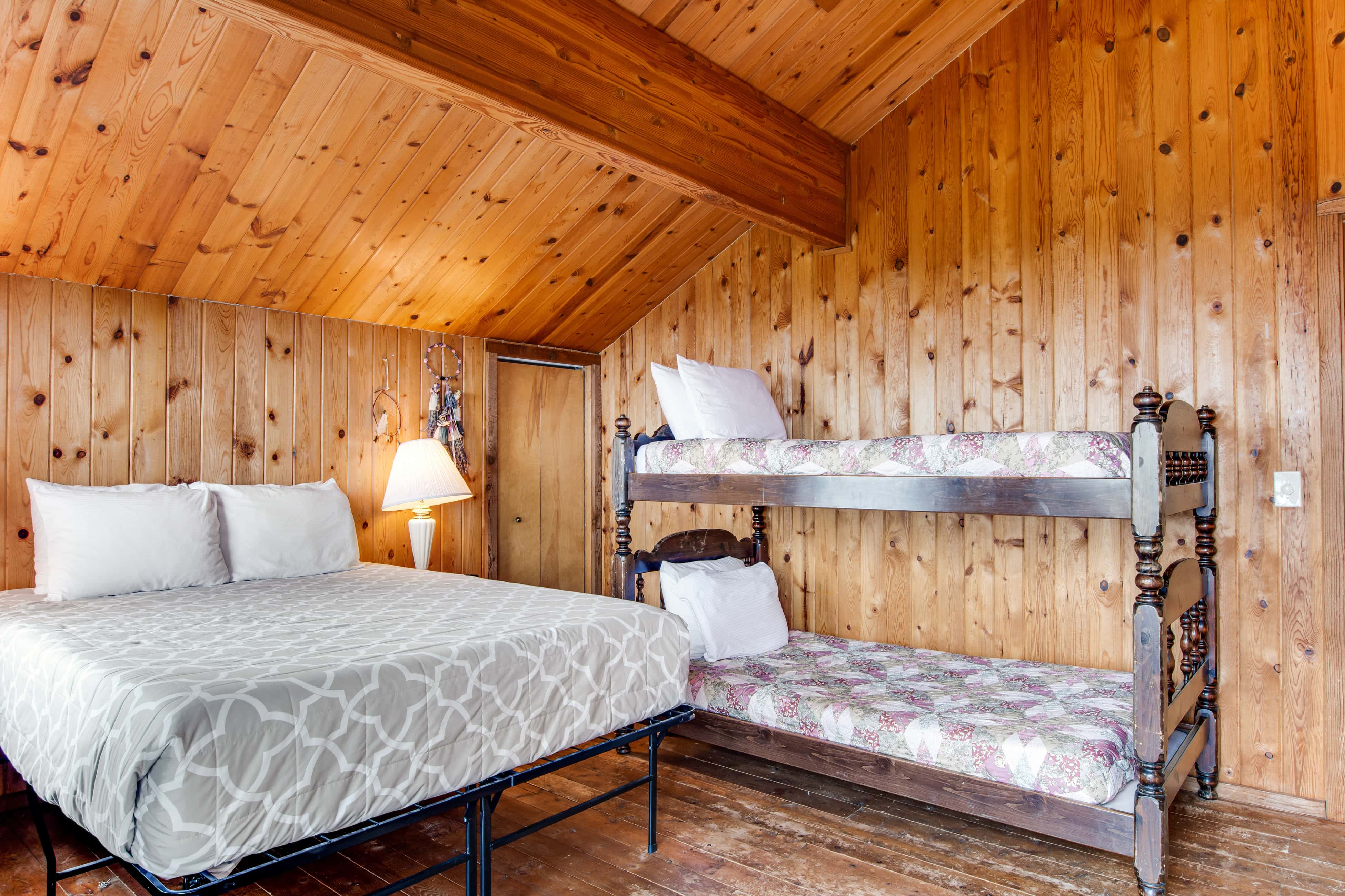 Port Angeles Blue Mountain Lodge with Bunkhouse