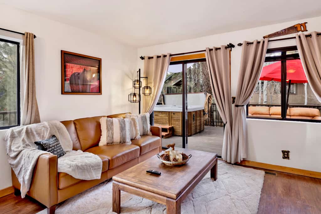 Pet-Friendly Mountain Lodge: 2 En-Suites, Gas Fireplace & Large Deck
