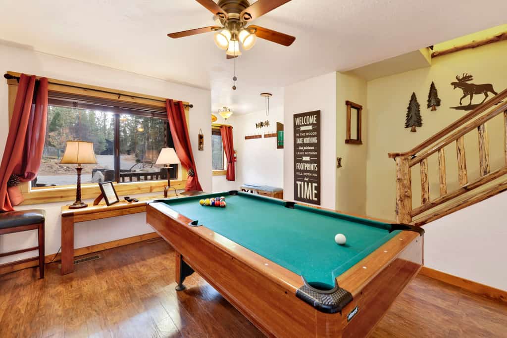 Pet-Friendly Mountain Lodge: 2 En-Suites, Gas Fireplace & Large Deck