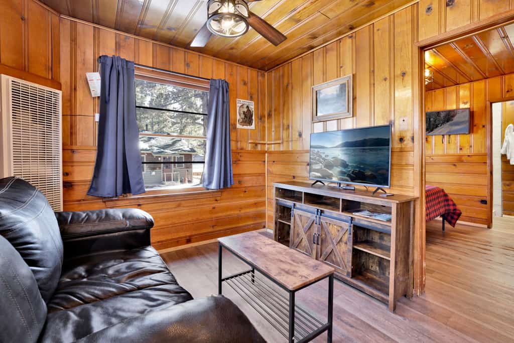 Lupine Lakeside Family Cabin at Shore Acres Lodge