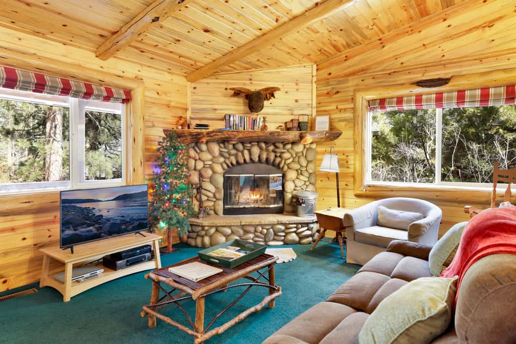 Aspen Grove Chalet: Fenced Private Yard, High-Speed WiFi & Minutes to the Lake