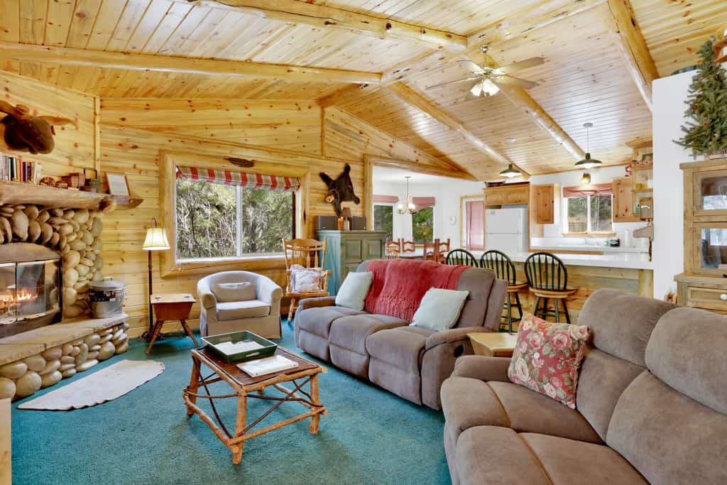 Aspen Grove Chalet: Fenced Private Yard, High-Speed WiFi & Minutes to the Lake