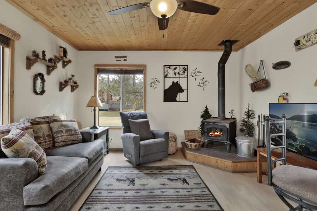 Cozy 1-Story Retreat: Walk to Village, Wood Fireplace, Pet-Friendly & Gas BBQ