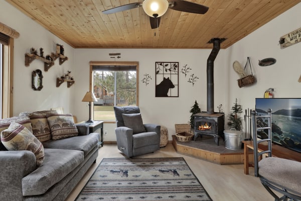 Cozy 1-Story Retreat: Walk to Village, Wood Fireplace, Pet-Friendly & Gas BBQ