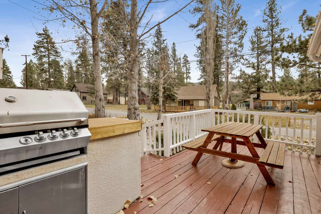 Cozy 1-Story Retreat: Walk to Village, Wood Fireplace, Pet-Friendly & Gas BBQ