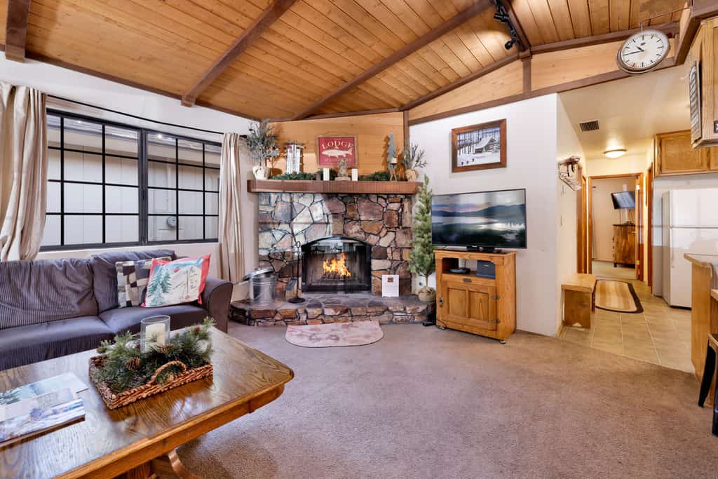 Adorable 2BR/2BA Moonridge Cabin: Single-Story, Wood Fireplace & Flat Parking