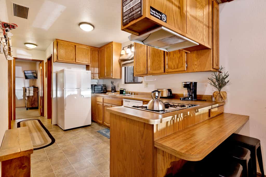 Adorable 2BR/2BA Moonridge Cabin: Single-Story, Wood Fireplace & Flat Parking