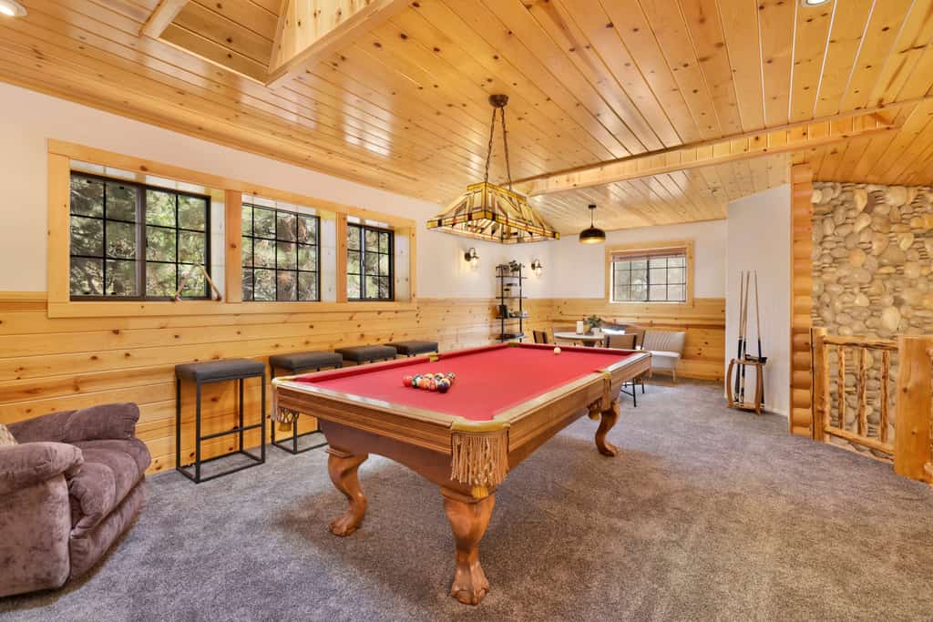 Walk-to-Slope 3BR Sanctuary: Private Sauna, Hot Tub, 3-Car Parking & Fenced Yard