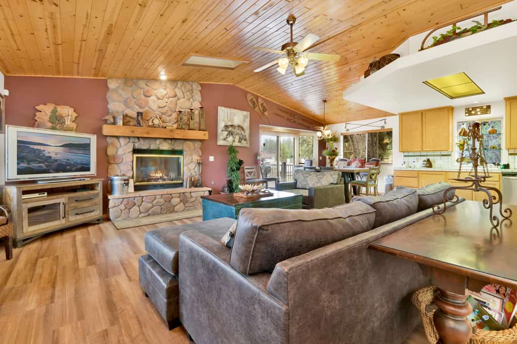 "Can't Bear to Leave" 3BR/2BA: Single-Level Luxury, Jetted Spa & Garage Access