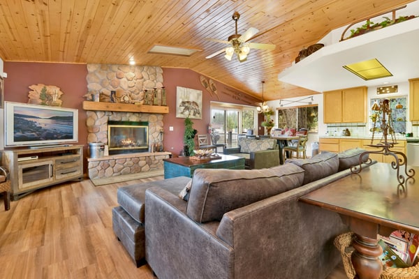 "Can't Bear to Leave" 3BR/2BA: Single-Level Luxury, Jetted Spa & Garage Access