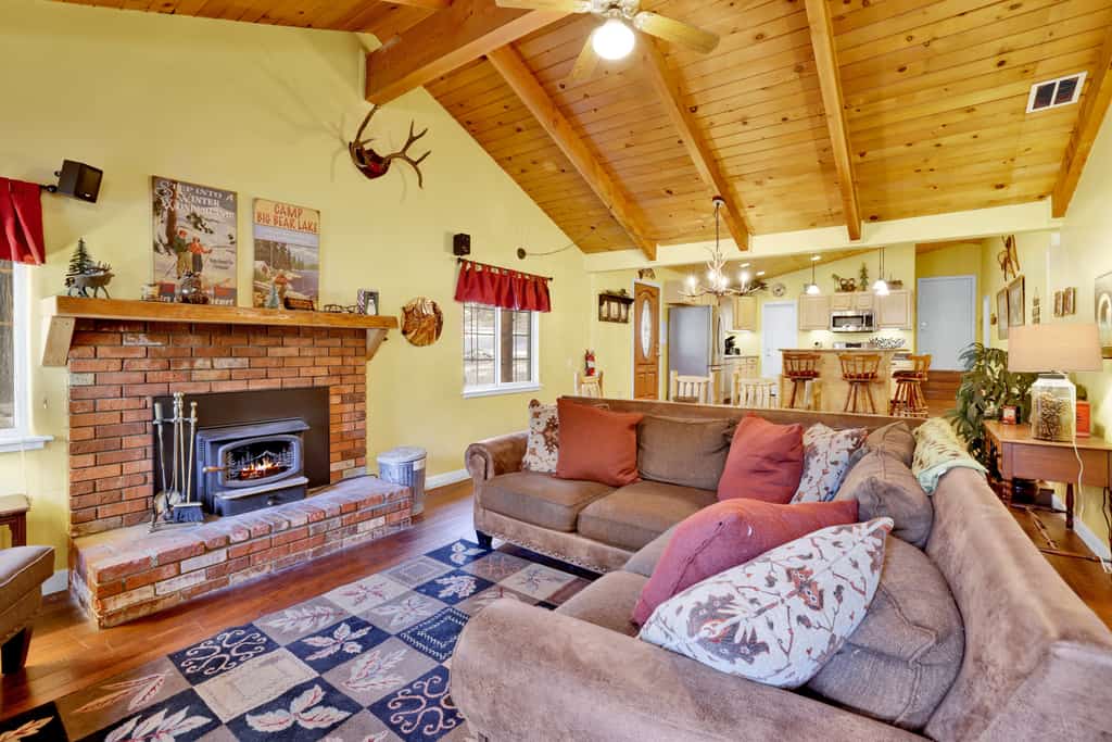 Pet Friendly Log Cabin: Fenced Deck, Propane BBQ & 2-Car Garage Access
