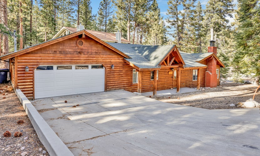Pet Friendly Log Cabin: Fenced Deck, Propane BBQ & 2-Car Garage Access