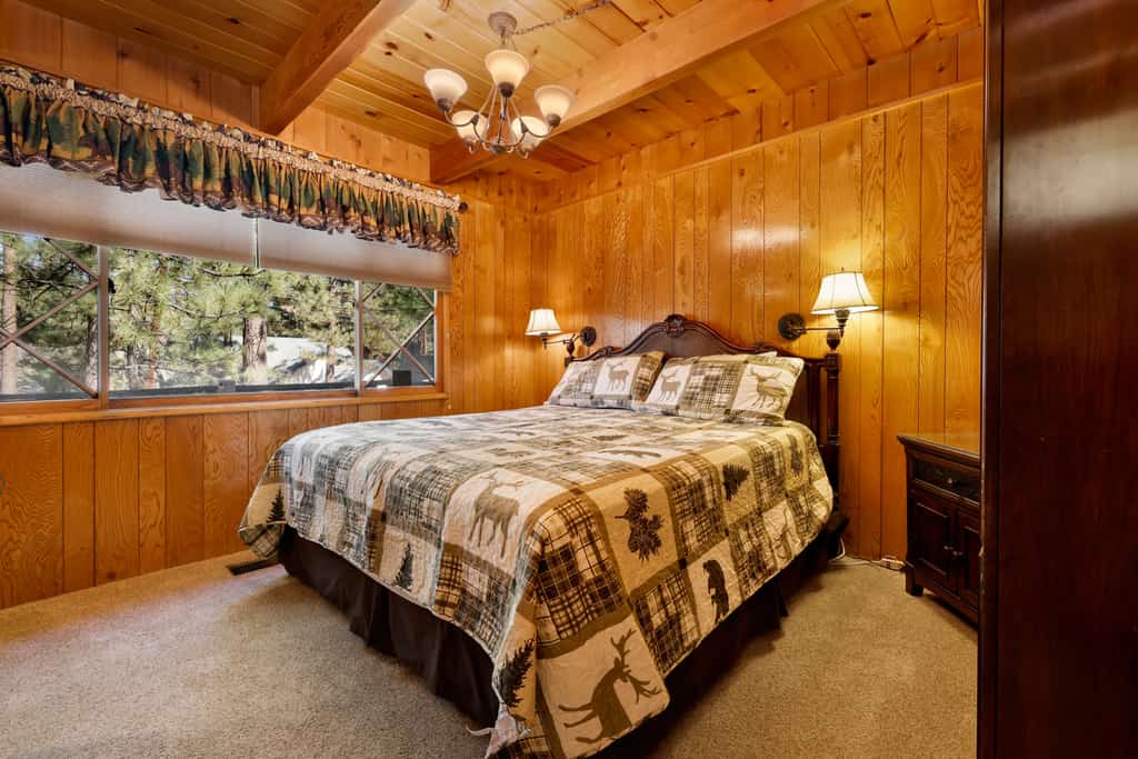 "Moose Creek Chalet" | Walk to Snow Summit! Hot Tub, Pool Table & 4-Car Parking