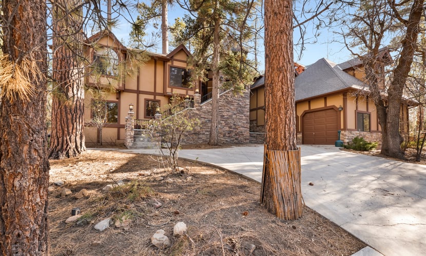 Spacious 5BR Mountain Estate: 5-Car Parking, Pet-Friendly, Deck & Hot Tub