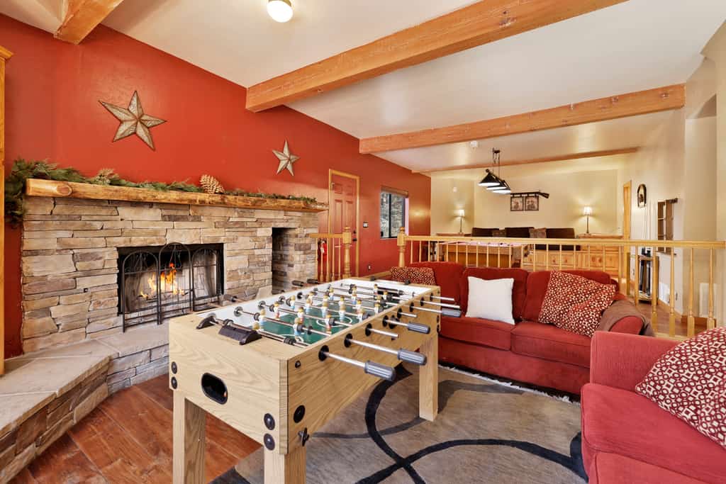 Spacious 5BR Mountain Estate: 5-Car Parking, Pet-Friendly, Deck & Hot Tub