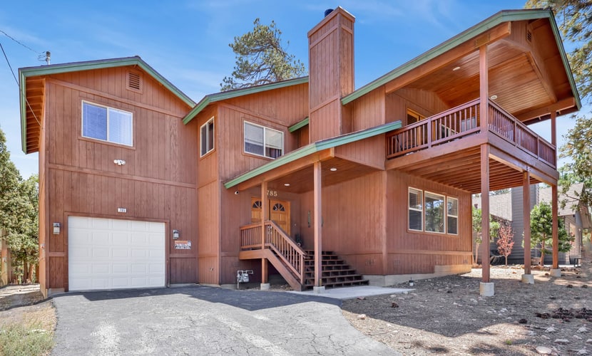 I Love View: 3BR/2BA Modern Cabin w/ Shuffleboard & Jetted Spa Tub