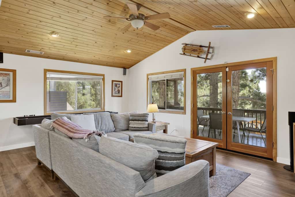 I Love View: 3BR/2BA Modern Cabin w/ Shuffleboard & Jetted Spa Tub