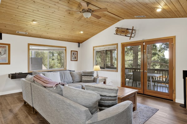I Love View: 3BR/2BA Modern Cabin w/ Shuffleboard & Jetted Spa Tub