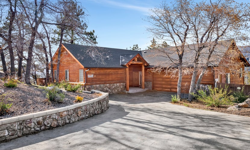 Luxury 3BR/3BA Castle Glen Chalet: Large Sun Deck, Gas BBQ & Private Yard