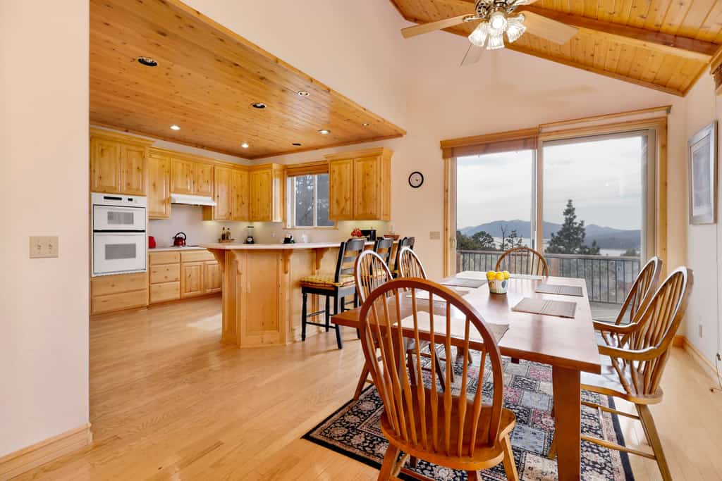 Luxury 3BR/3BA Castle Glen Chalet: Large Sun Deck, Gas BBQ & Private Yard
