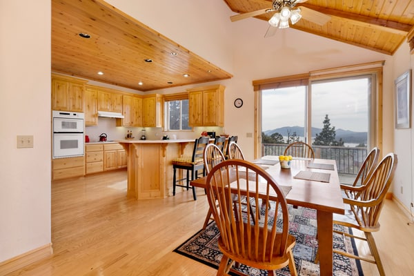 Luxury 3BR/3BA Castle Glen Chalet: Large Sun Deck, Gas BBQ & Private Yard