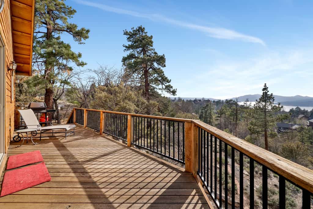 Luxury 3BR/3BA Castle Glen Chalet: Large Sun Deck, Gas BBQ & Private Yard