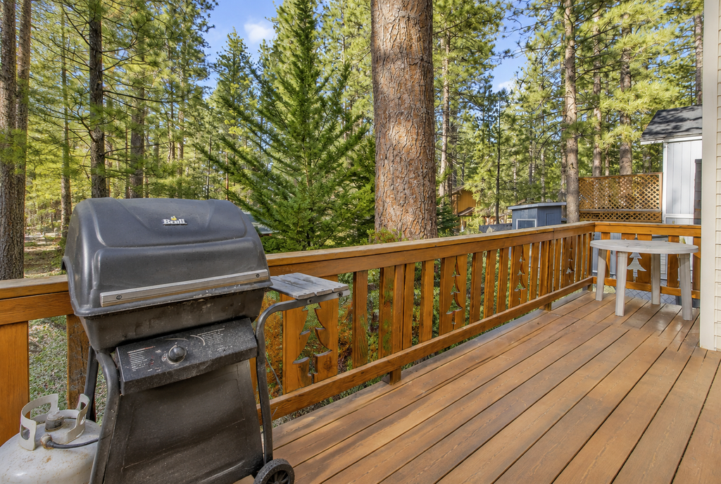 Cozy 2BR/2BA Log Home: Fenced Yard, Gas Fireplace & Walk to Lake