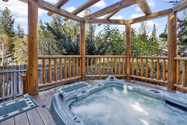 Knotty and Nice Big Bear- Hot Tub- Lakeside Log Cabin