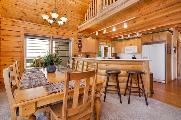 Arktos Jewel Log Cabin w/ Hot Tub + Pool Table