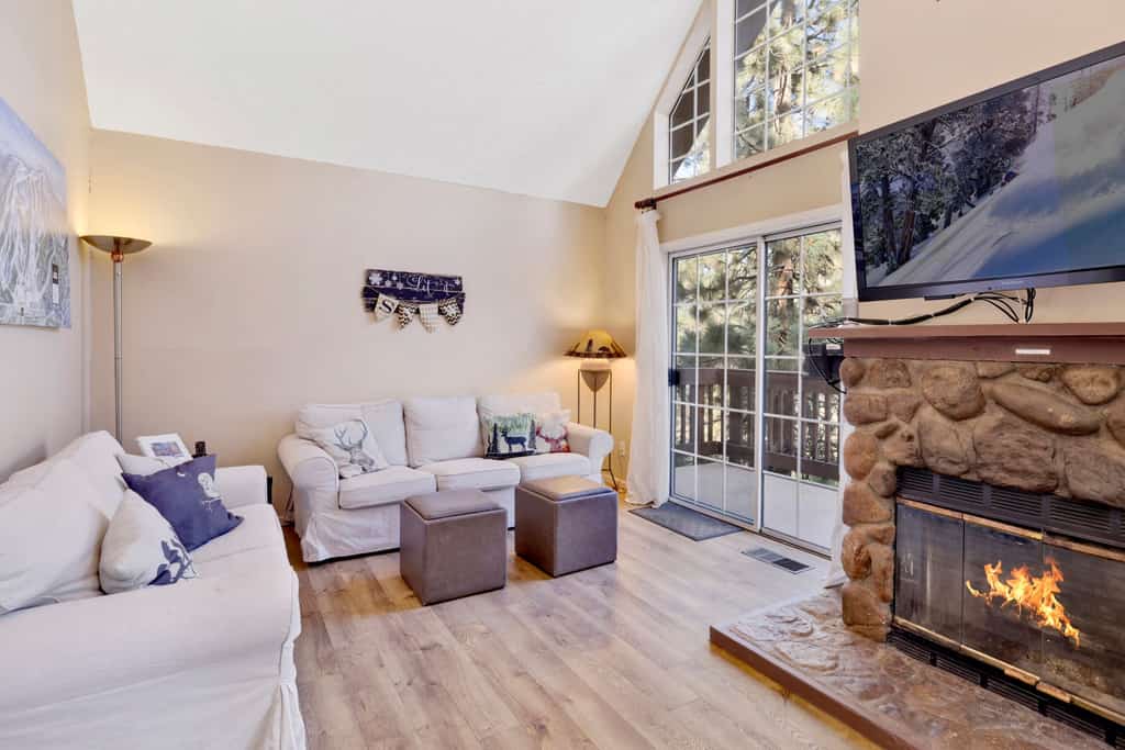 Bear Mountain Resort Chalet - Walk to Ski/Golf/Hiking- Essentials Included