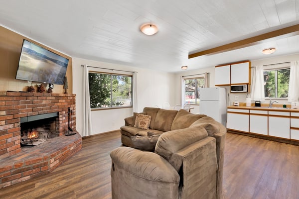 Twin Pines Family Lakeside Cabin- Village Location