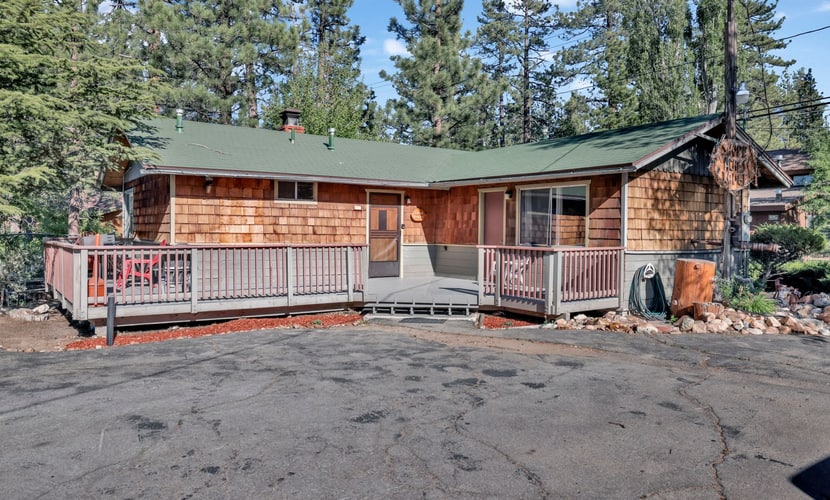 Twin Pines Family Lakeside Cabin- Village Location