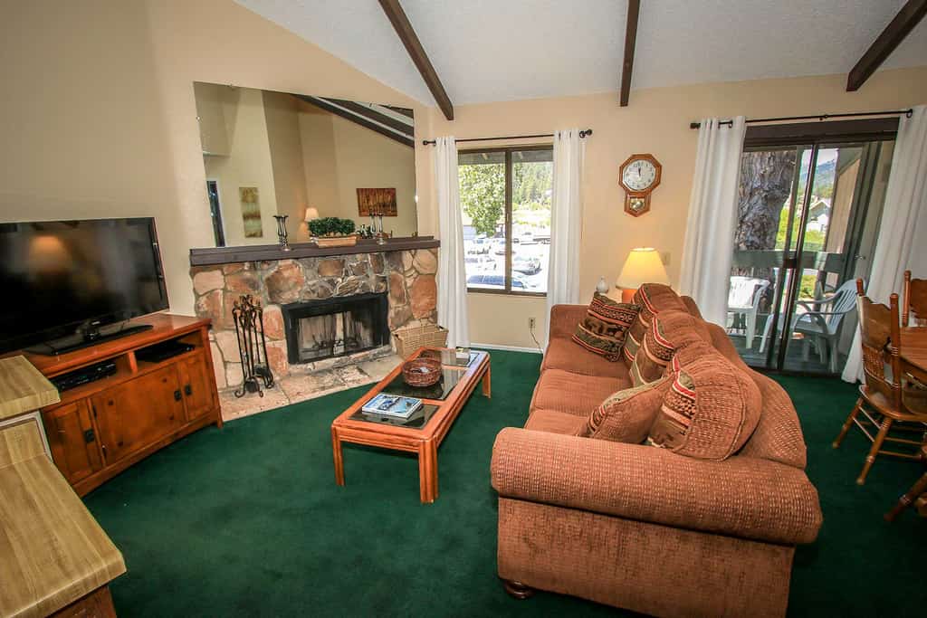 Cozy 2BR Lakeview Escape: Wood Fireplace, BBQ & Resort Amenities