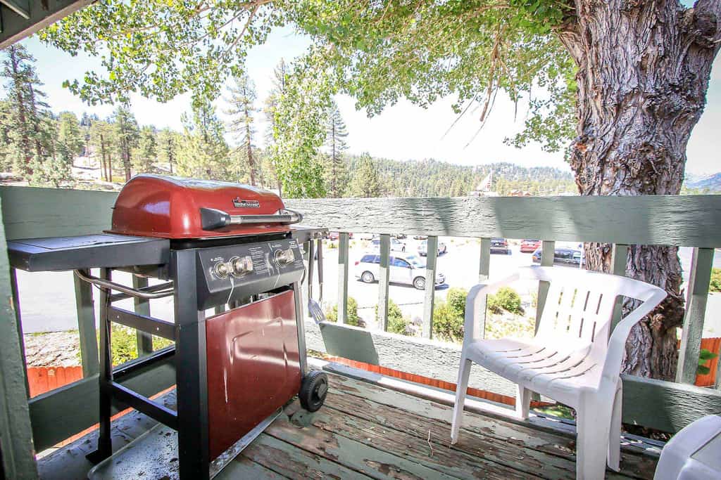Cozy 2BR Lakeview Escape: Wood Fireplace, BBQ & Resort Amenities