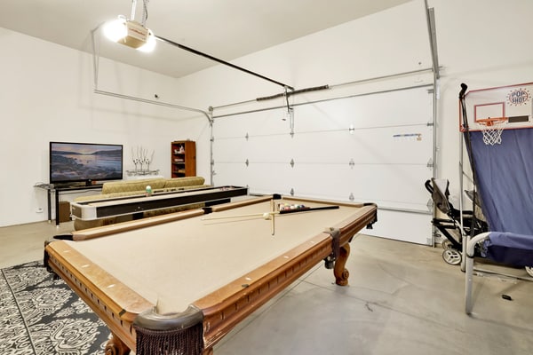 Eagle Ridge Views Log Cabin w/ Hot Tub + Games
