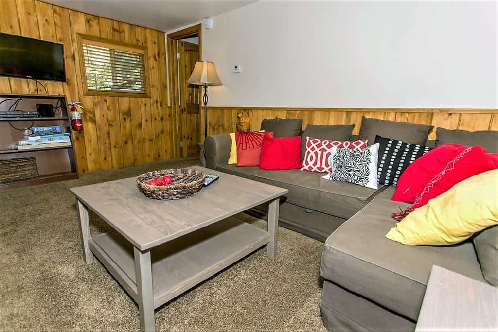 Grandpas Axe Village Retreat w/ Hot Tub