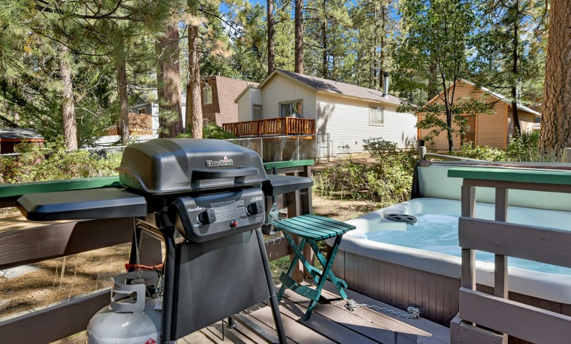 Moonridge Cottage at Bear Mountain Resort w/ Hot Tub