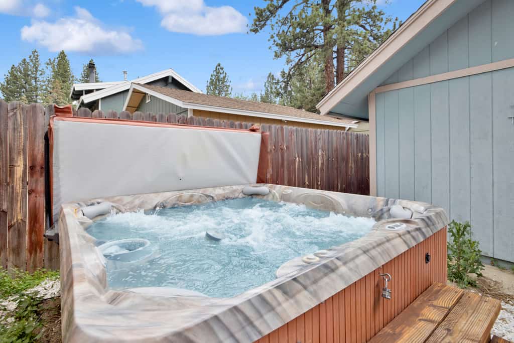 Idle Hours Inn- Family Cabin w/ Hot Tub at Big Bear