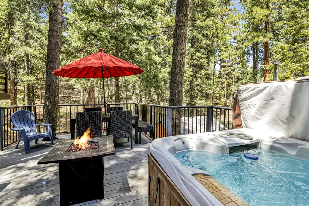 Wolf Cub Resort Cabin w/ Hot Tub at Big Bear