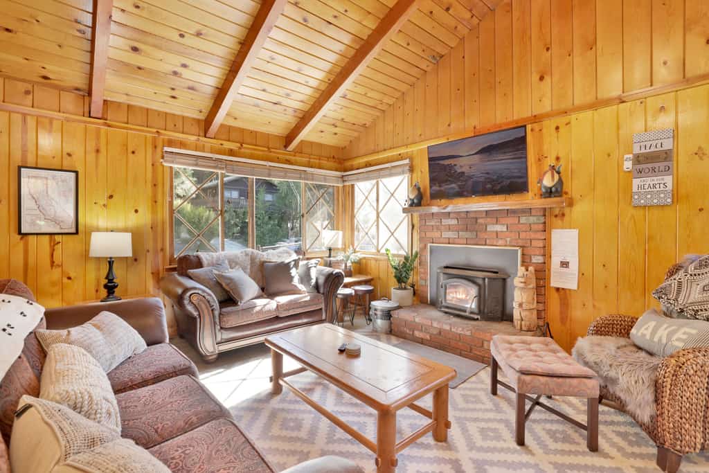 Sunny Bear Cabin- 1 Minute to Bear Mountain Ski Resort