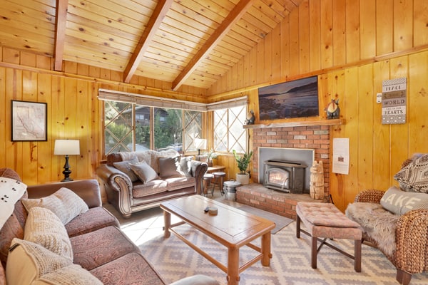 Sunny Bear Cabin- 1 Minute to Bear Mountain Ski Resort
