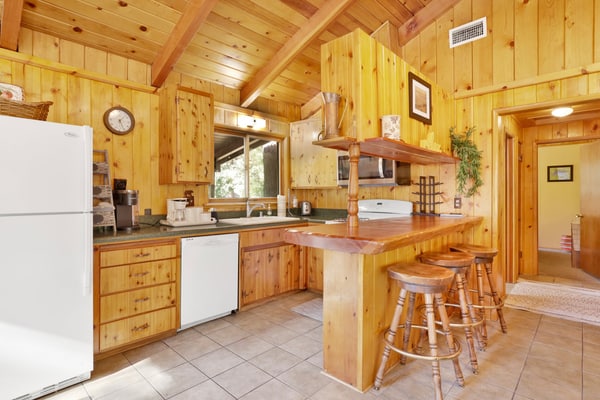 Sunny Bear Cabin- 1 Minute to Bear Mountain Ski Resort