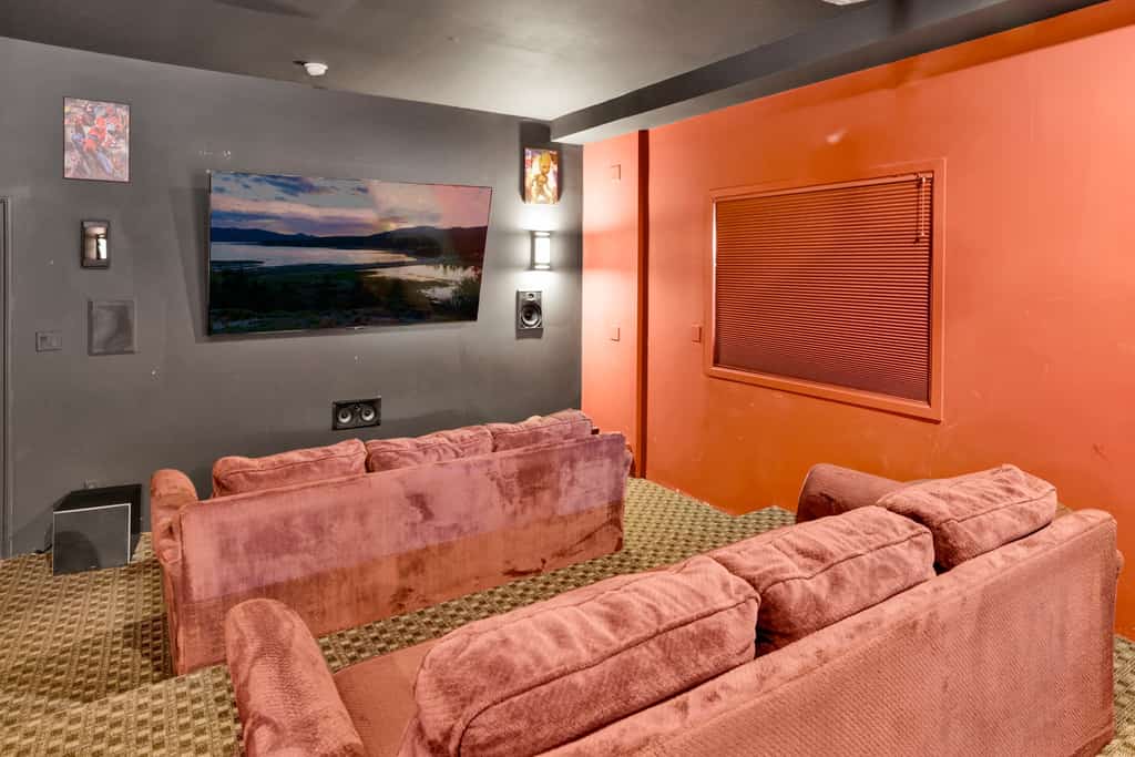 The Grand Village Chalet at Big Bear- Hot Tub- Games - Movie Room