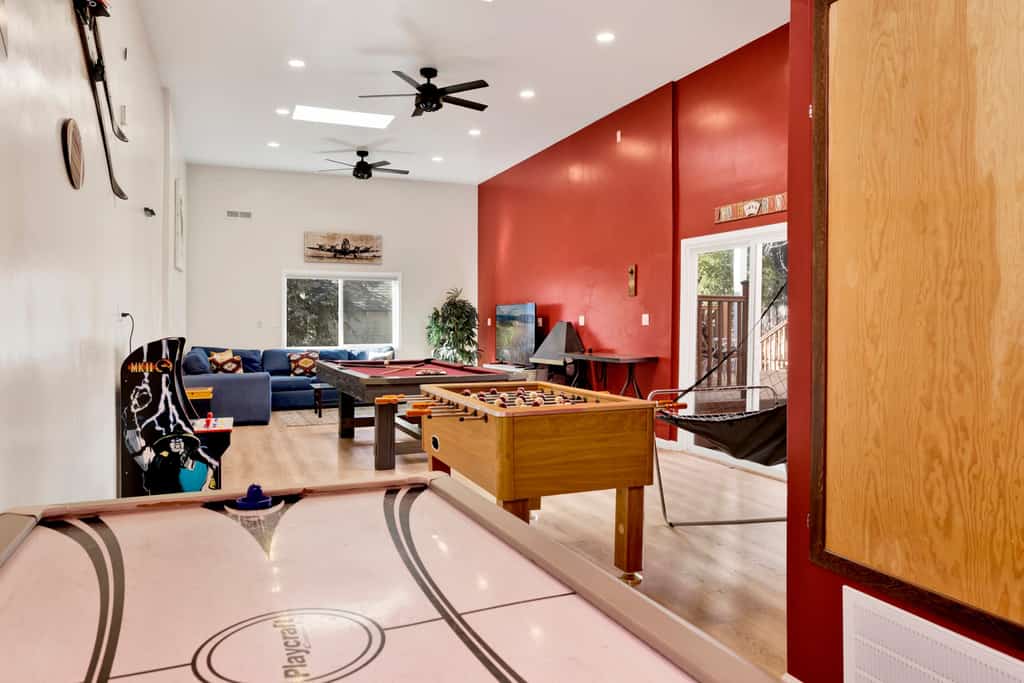 The Grand Village Chalet at Big Bear- Hot Tub- Games - Movie Room