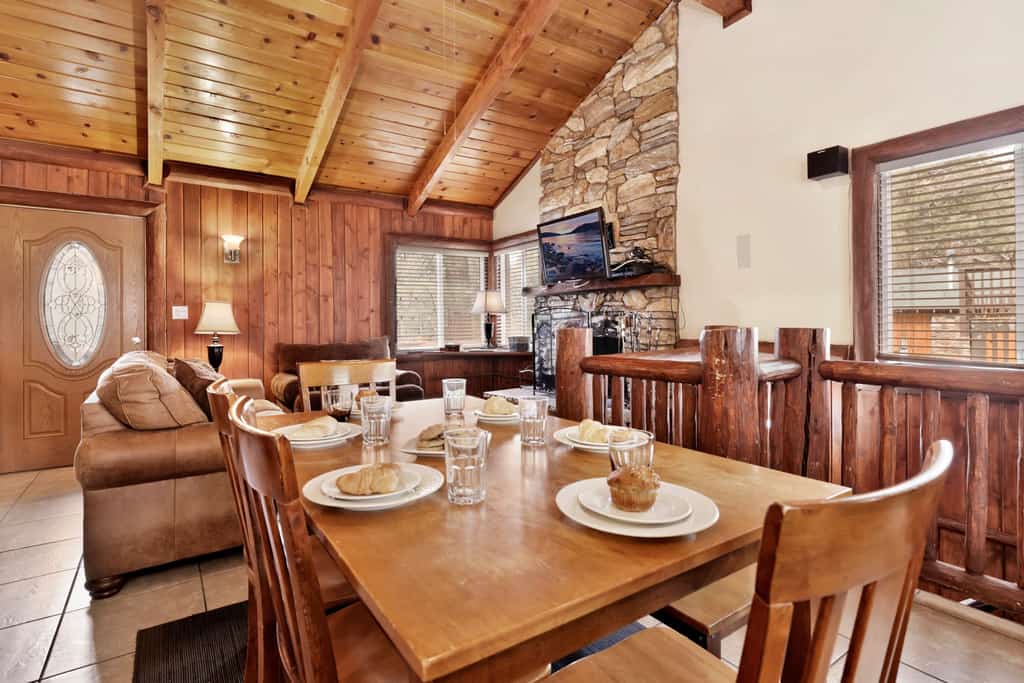 Bear Tracks Ski Haus Retreat- Hot Tub- Pool Table