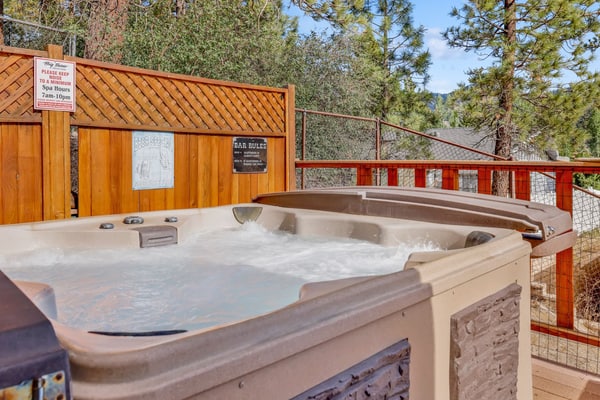 Happy Bear Ski Haus Retreat w/ Hot Tub