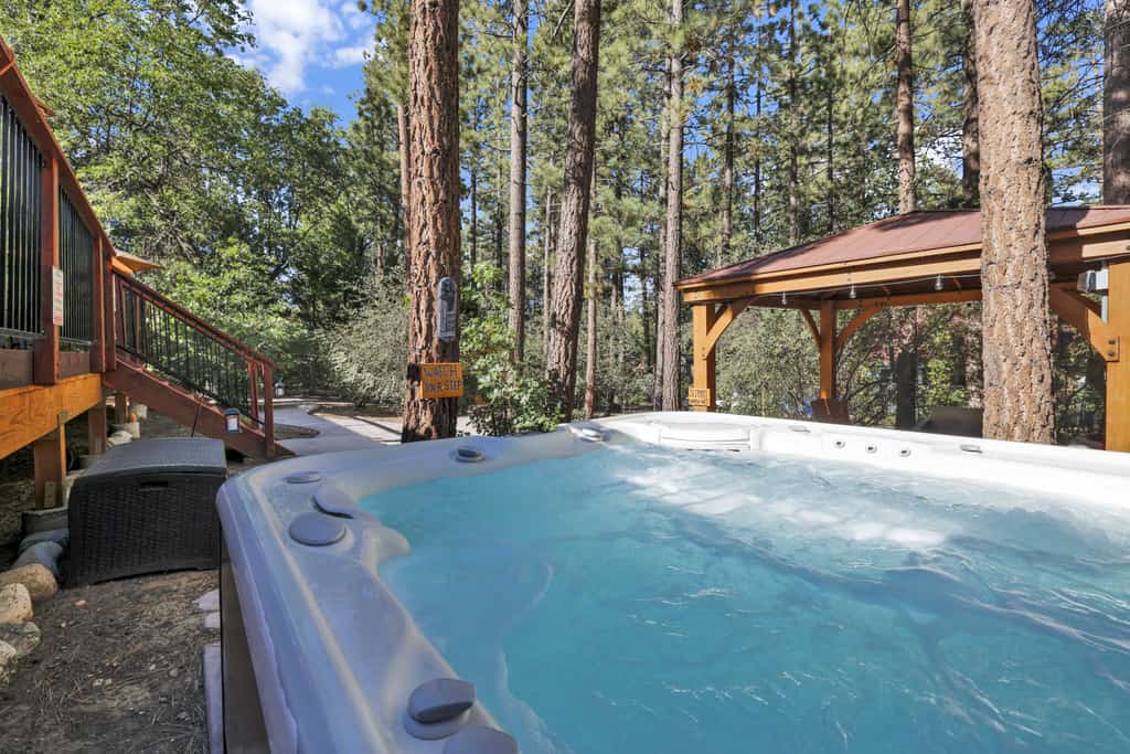 Three Bears Inn Log Cabin w/ Hot Tub at Big Bear