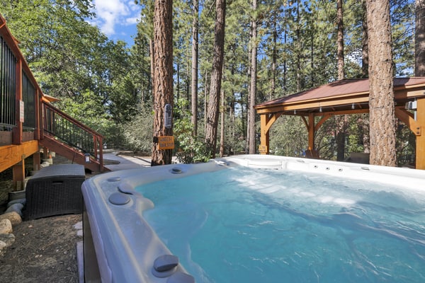 Three Bears Inn Log Cabin w/ Hot Tub at Big Bear