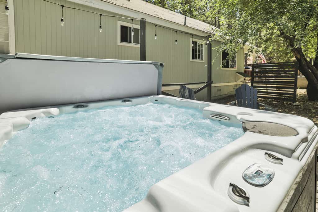 Green Canoe Cabin at Moonridge w/ Hot Tub