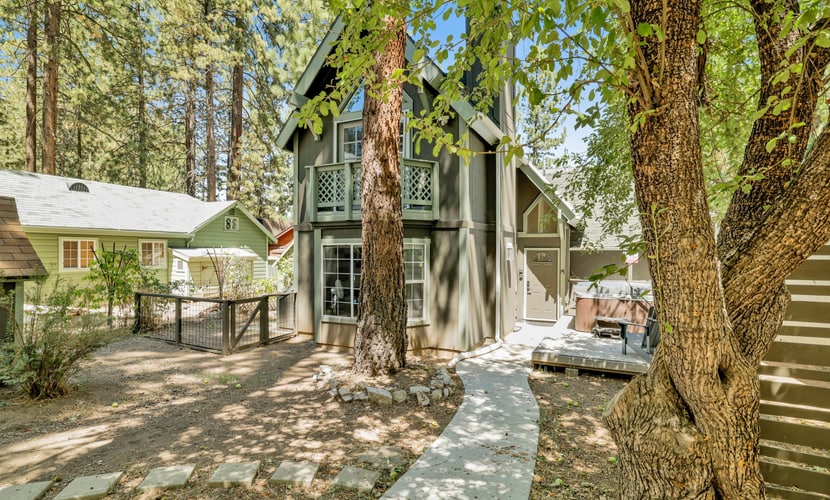 Green Canoe Cabin at Moonridge w/ Hot Tub